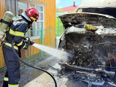 Autoutilitară parcată pe o stradă …