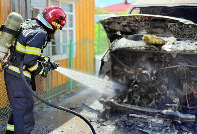 Autoutilitară parcată pe o stradă din Botoșani cuprinsă de flăcări