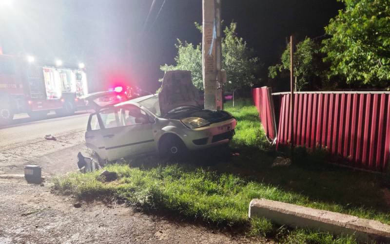 Șofer de 24 de ani rănit după ce s-a izbit cu mașina într-un stâlp - FOTO