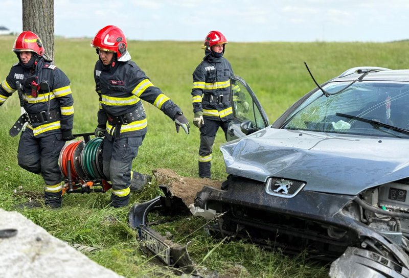 Accident la Cucorăni! Pasager rămas încarcerat, după ce un autoturism a părăsit partea carosabilă - FOTO