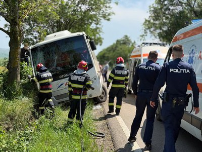 Accident la Ungureni! Un autocar …