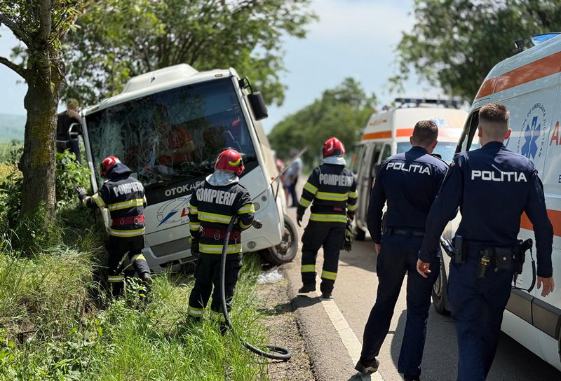 Accident la Ungureni! Un autocar de transport persoane s-a răsturnat în afara părții carosabile - FOTO