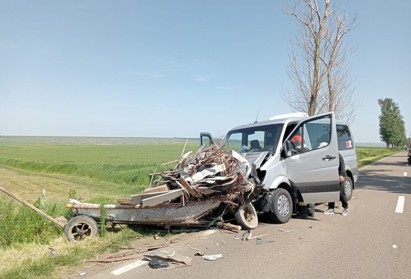 Accident între Flămânzi și Prăjeni. Două persoane rănite după impactul dintre un microbuz și o căruță