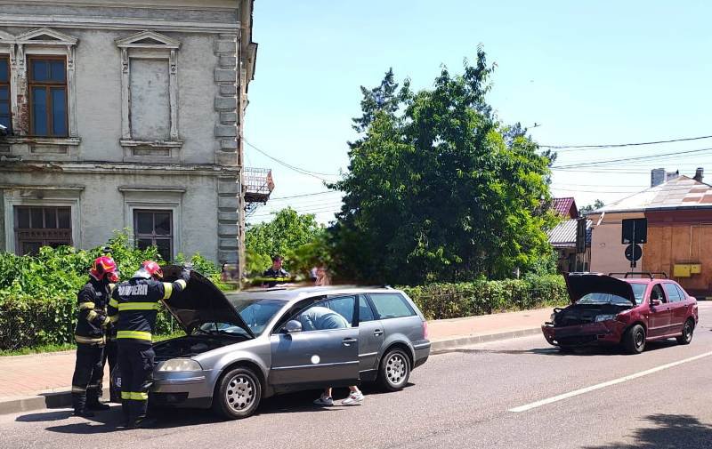 Accident grav pe o stradă din Botoșani! O fetiță de două luni și o tânără de 29 de ani au rămas încarcerate