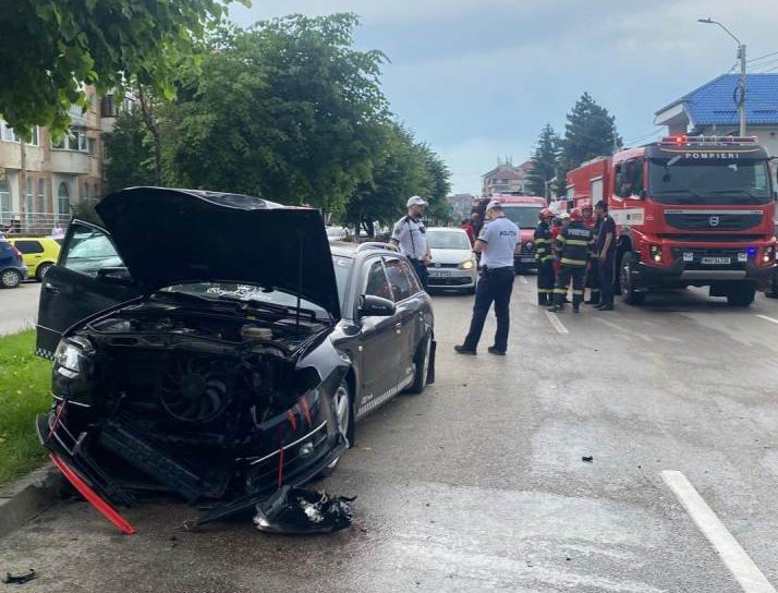 Accident pe o stradă din Botoșani. Două persoane au ajuns la spital