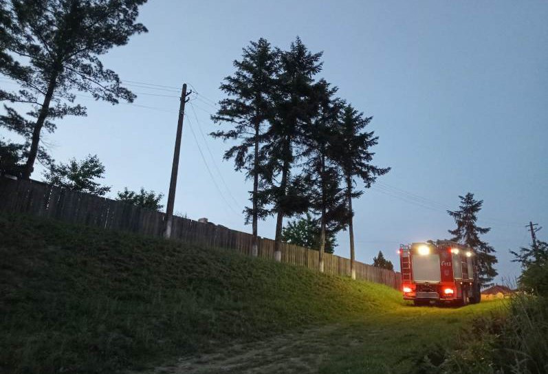 Casa unei familii din localitatea Coșula a fost în pericol din cauza unui incendiu