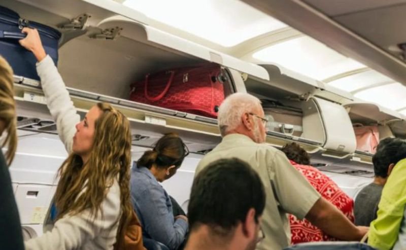 Pasagerii care se ridică în picioare înainte ca avionul să se oprească vor fi amendați