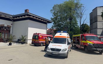 Doi copii au ajuns la …