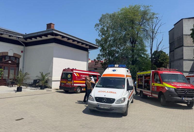 Doi copii au ajuns la spital după ce tavanul fals al unui spațiu de joacă s-a prăbușit
