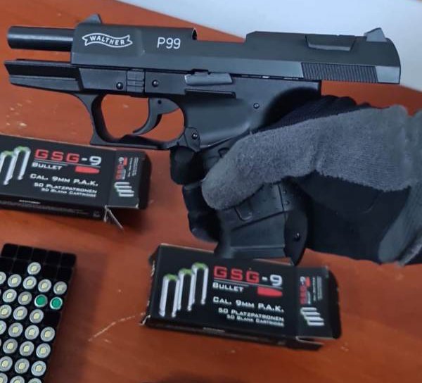 Jandarmii au găsit în portbagajul unui botoșănean un pistol cu aer comprimat și 90 de cartușe
