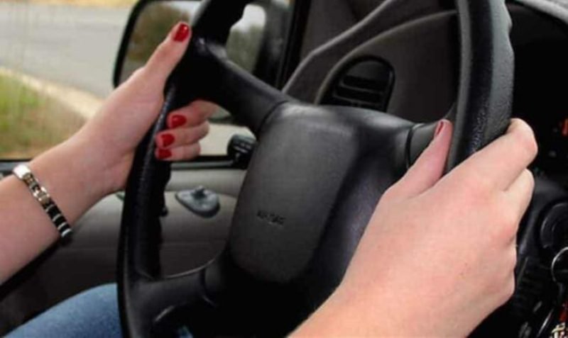 Tânără depistată la volanul unui autoturism, deși nu deținea permis de conducere
