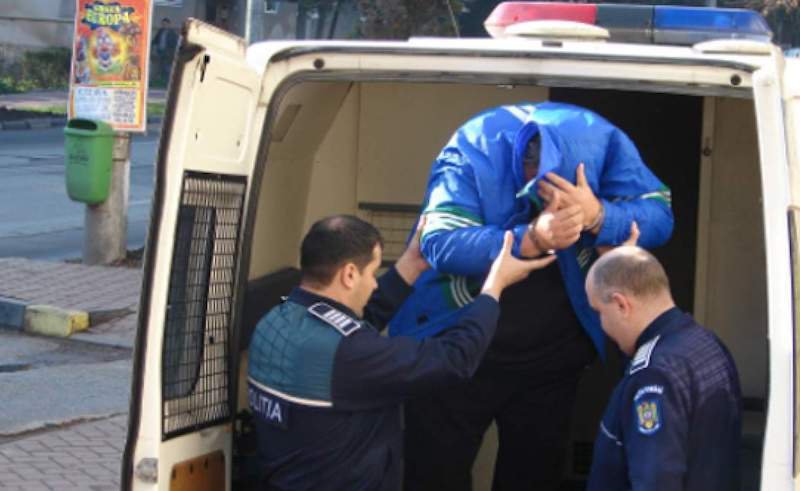 Tânăr reținut după ce a condus o mașină cu numere false și a provocat un accident cu două victime