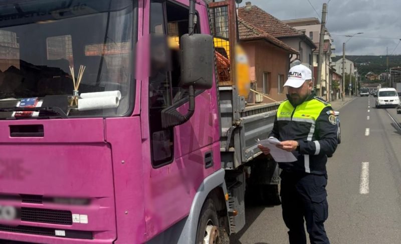 Acțiune a polițiștilor rutieri pentru verificarea transportatorilor