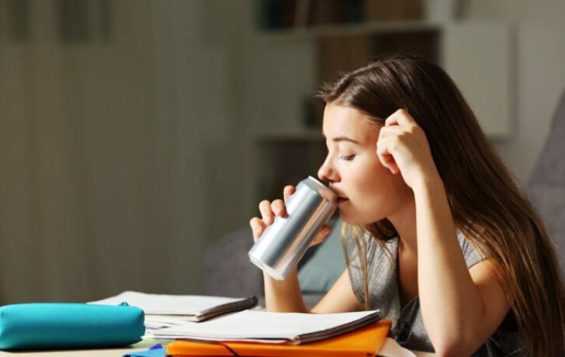 Ce a pățit o studentă din Iași care a băut doi litri de energizant în 24 de ore