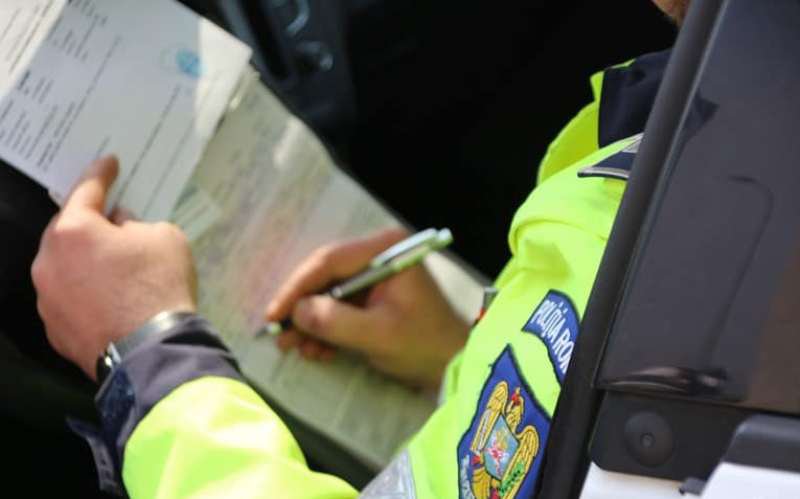 Șofer băut, observat de polițiști în timp ce a acroșat un alt autoturism
