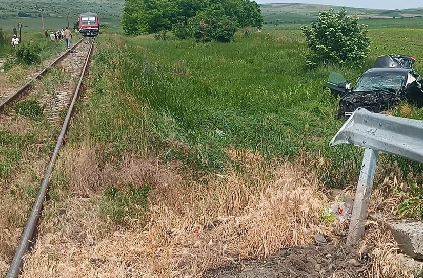 Tânără rănită și rămasă încarcerată după impactul dintre trenul Iași – Dorohoi și o mașină