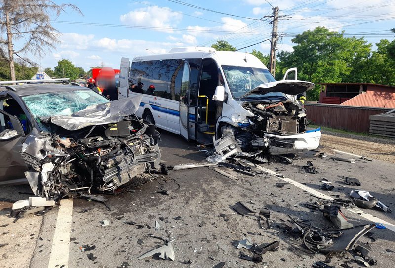 Accident cu multiple victime la Văculești în urma impactului dintre un autoturism și un microbuz de transport persoane
