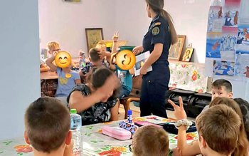 Polițiștii de siguranță școlară dau …