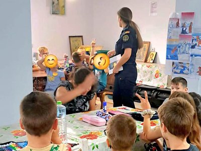 Polițiștii de siguranță școlară dau …