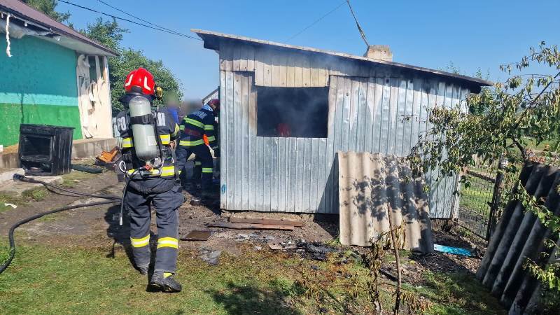 Bucătărie de vară cuprinsă de flăcări la Dumeni