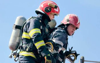 Tractor cuprins de flăcări, la …