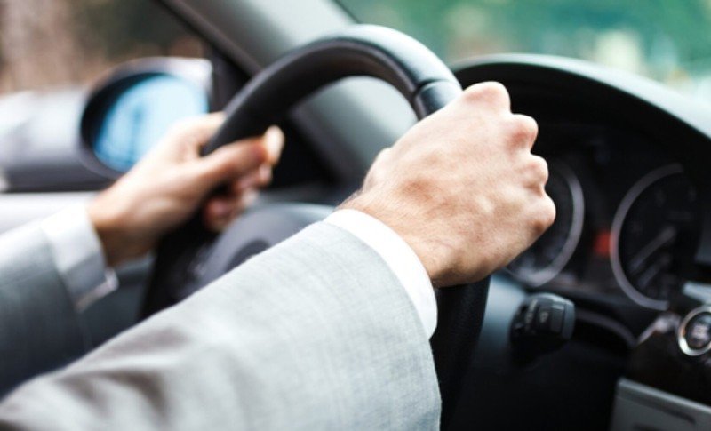 Depistat la volanul unui autoturism cu numere expirate în urmă cu trei luni