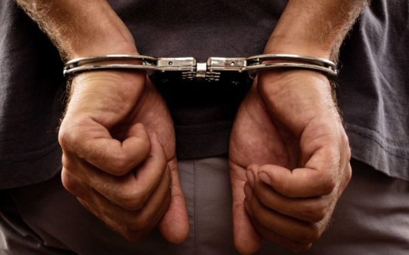 Reținut după ce a fost prins în trafic rupt de beat şi fără permis de conducere
