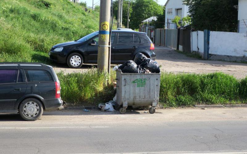 Dosar penal pentru un bărbat din Hudești, care a aruncat deșeuri periculoase la un tomberon