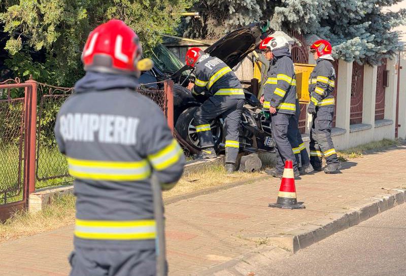 Pericol de explozie la Botoșani! Conductă de gaze distrusă de o mașină scăpată de sub control - FOTO