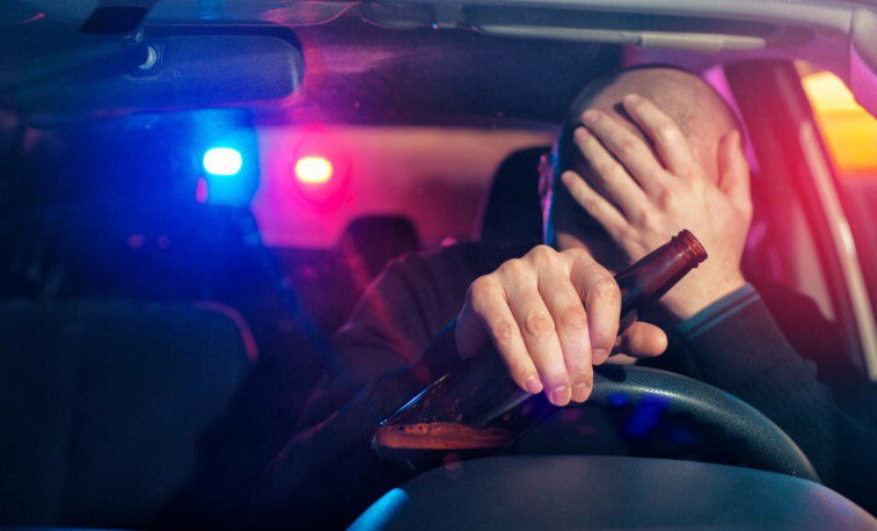 Depistat sub influența alcoolului la volan și fără permis. Bărbatul a încercat să se sustragă controlului polițiștilor