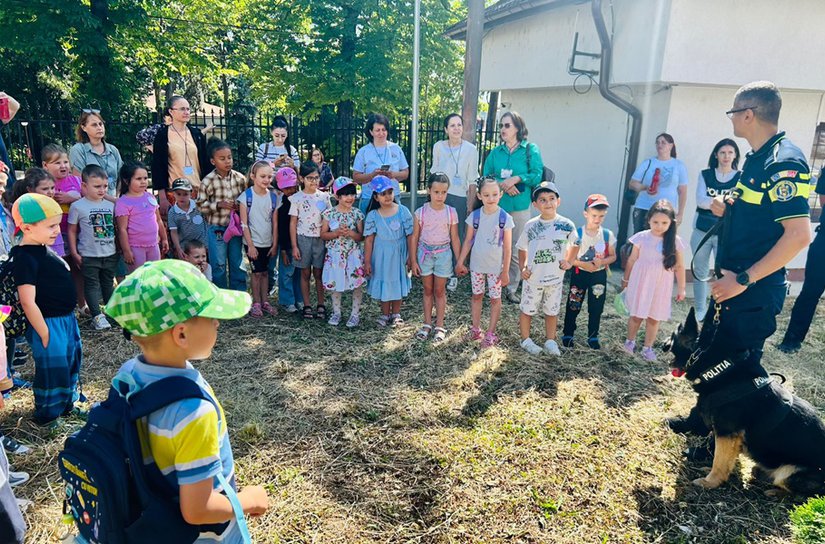 „Siguranța nu intră în vacanță!” - Activitate preventivă desfășurată depolițiștii din Dorohoi cu copiii unei grădinițe - FOTO
