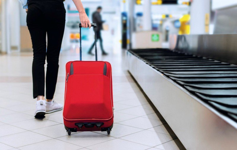 Ryanair își schimbă regulile privind bagajele de mână. Pasagerii vor putea urca la bord cu genți mai mari