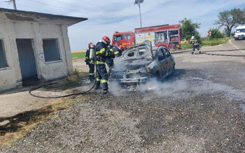 Mașină cuprinsă de flăcări în …