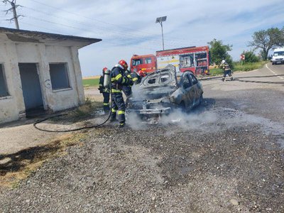 Mașină cuprinsă de flăcări în …