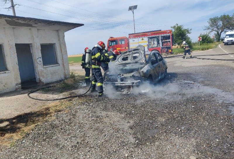 Mașină cuprinsă de flăcări în timp ce se deplasa pe un drum din județ