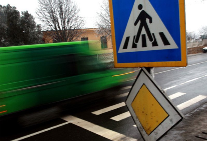 Acțiune la Botoșani. 13 permise de conducere reținute pentru neacordarea priorității de trecere a pietonilor