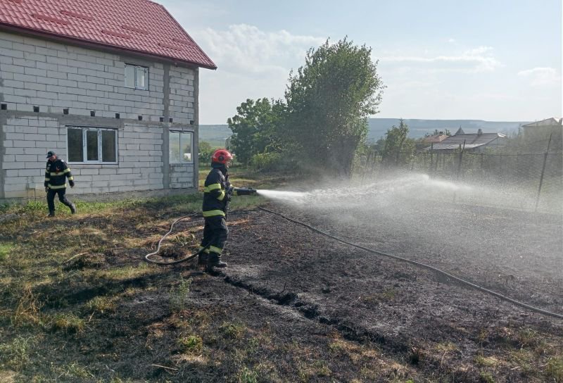 În ultimele ore pompierii au intervenit pentru stingerea a nouă incendii de vegetație uscată