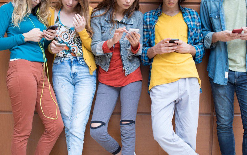 Meta pune restricții pentru adolescenți pe Facebook și WhatsApp. UE impune reguli stricte