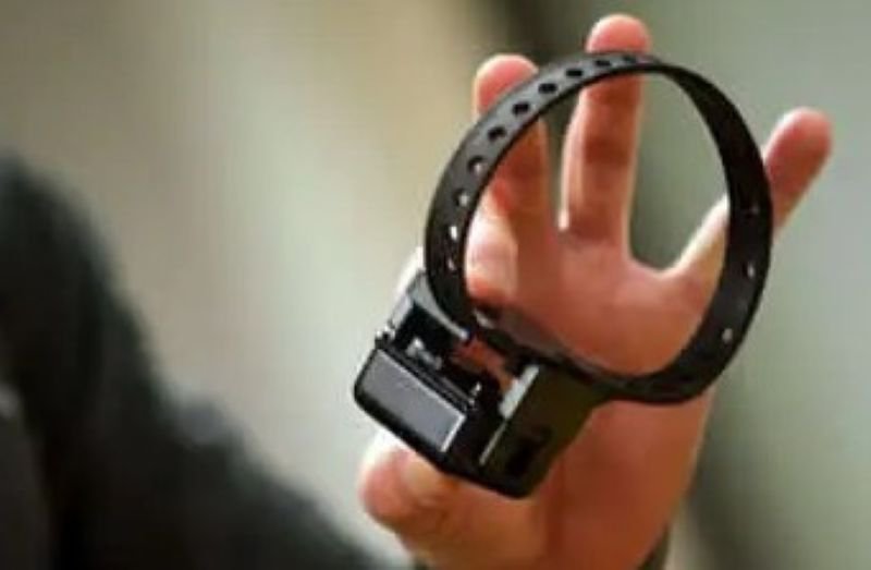 Bărbat reținut după ce nu a respectat ordinul de protecție și a tăiat brățara de monitorizare electronică