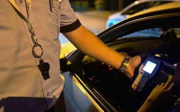 Inconştienţă la volan. Şoferi băuţi …