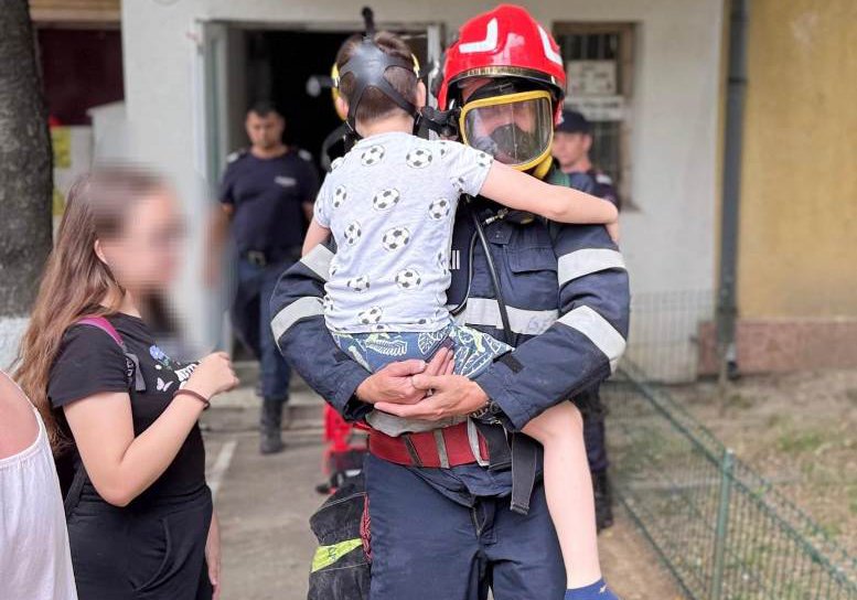 FOC într-o garsonieră dintr-un bloc din municipiul Botoșani. O bătrână de 74 de ani și un minor, evacuați de pompieri - FOTO