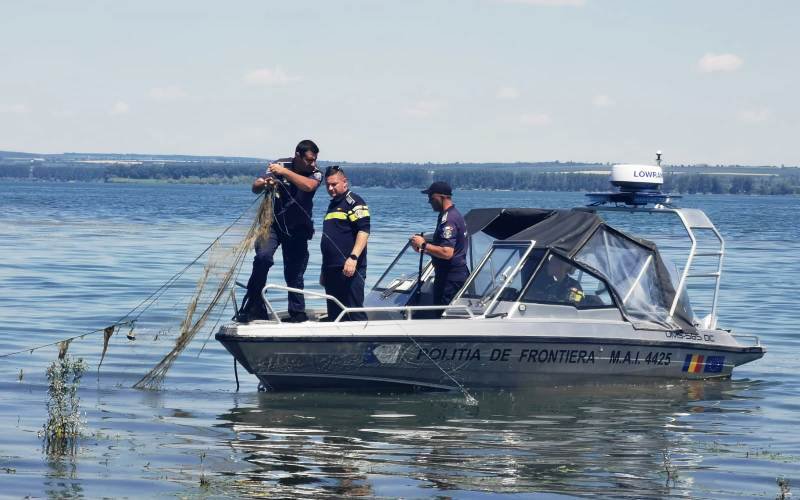 Acțiune comună a polițiștilor de la transporturi și frontieră pe lacul Stânca-Costești