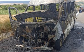 Un microbuz cu opt pasageri …