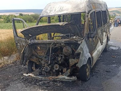 Un microbuz cu opt pasageri …