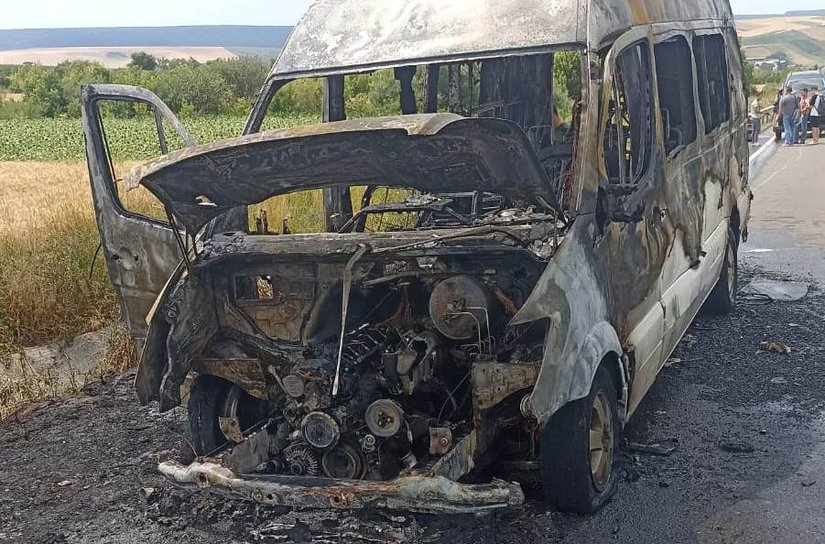 Un microbuz cu opt pasageri a luat foc în mers la ieșirea din localitatea Trușești