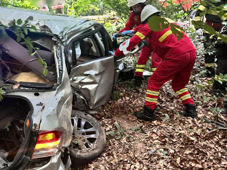 A pierdut controlul mașinii și a ieșit de pe carosabil. Doi tineri au ajuns la spital în această dimineață - FOTO