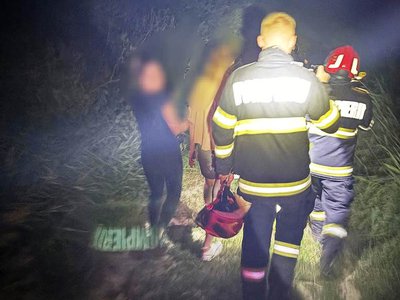 Două tinere, rătăcite în pădurea …