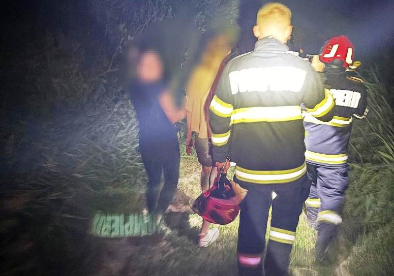 Două tinere, rătăcite în pădurea de la Ipotești, ajutate de pompierii militari să găsească drumul spre casă