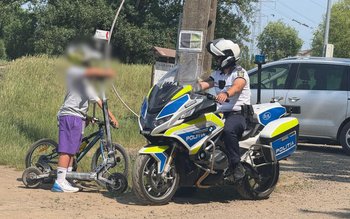 Pe jos, pe două roți …