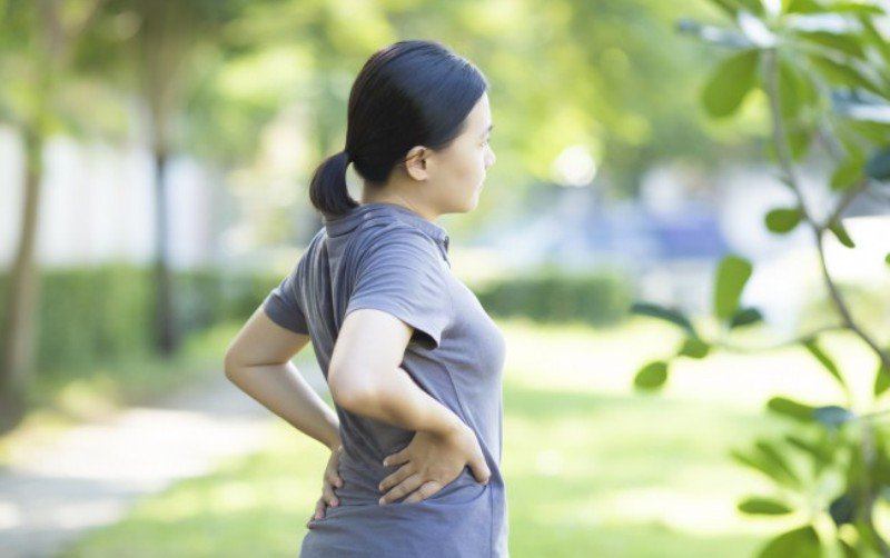 Câte minute de mers pe jos previn durerile de spate?